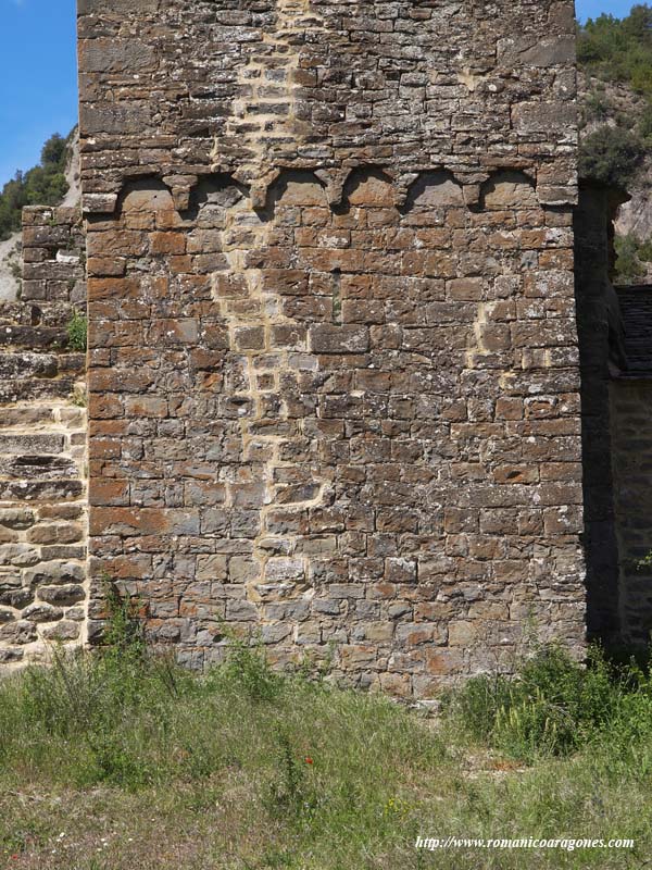 DETALLE DE LA DECORACIÓN LOMBARDA DE LA CABECERA